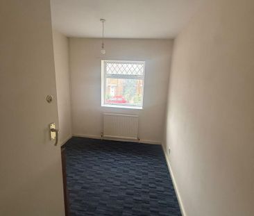 4 bedroom semi-detached house to rent - Photo 3
