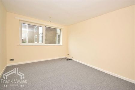 2 bedroom flat to rent - Photo 2