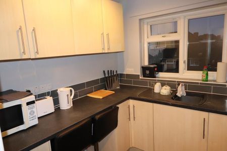 1 bedroom in a flat share to rent - Photo 3