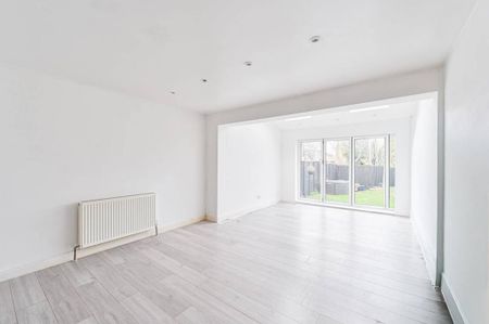 2 bedroom end of terrace house to rent - Photo 3