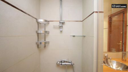 Room in a shared 7-bedroom apartment for rent in Pedralbes. - Photo 5