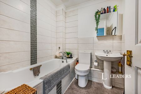 2 bedroom house to rent Norfolk Close, Horley, Surrey, RH6 - Photo 4