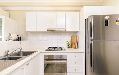 Spacious 3 Bedroom Apartment In Exceptional Location - Photo 5