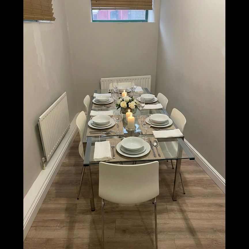 4 Bed Flat, Bells Square, S1 - Photo 1