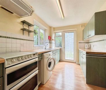 4 bedroom semi-detached house to rent - Photo 6