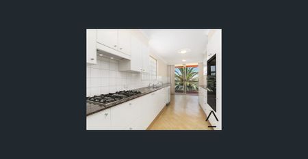 Spacious 3 Bedroom Apartment with City View - Photo 3