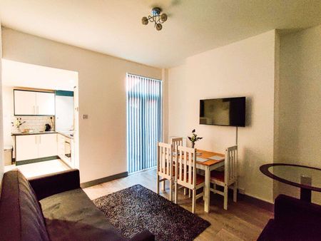 High spec shared house in L15, bills included! Room 4 - Photo 2