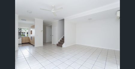 BEAUTIFUL REFRESHED TOWN-HOUSE OVERLOOKING QUIET CONSERVANCY IN MANLY CREST ESTATE - Photo 2