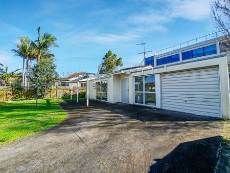 Water included! 2 Bedroom/1 Study Flat in Takapuna - Photo 3