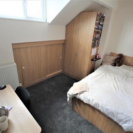 4 bedroom terraced house to rent - Photo 3