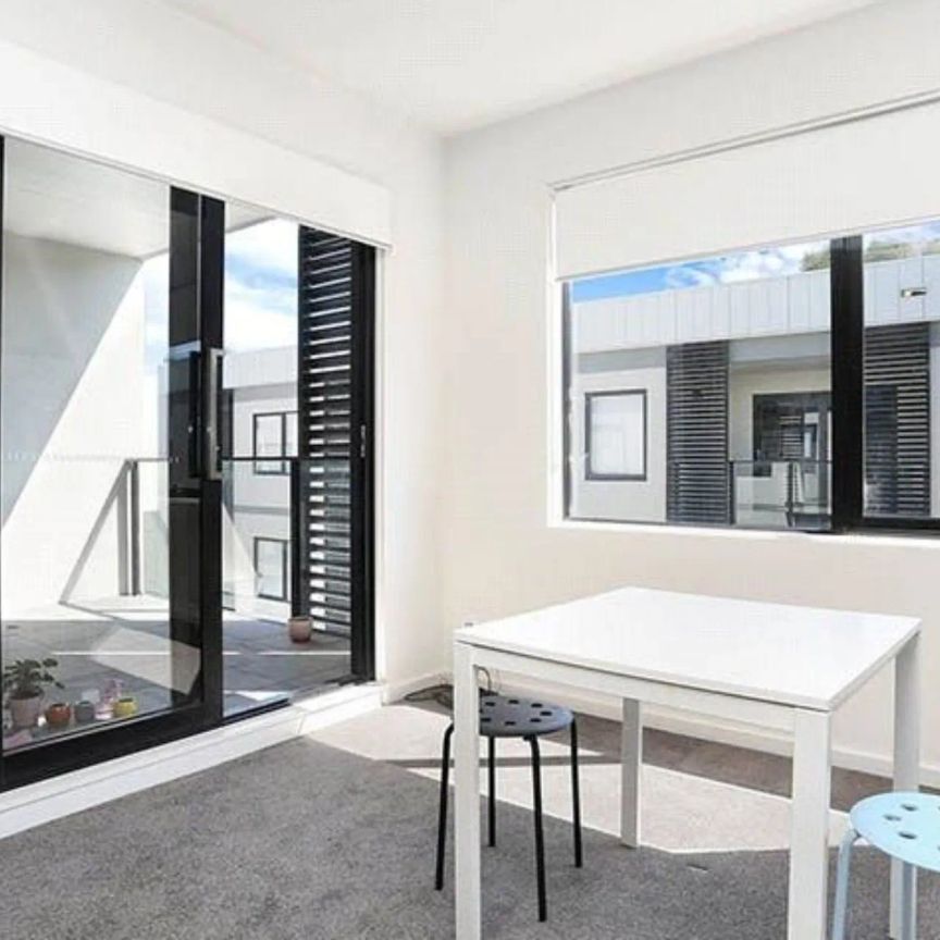 Perfectly Positioned in University Hill! - Photo 1