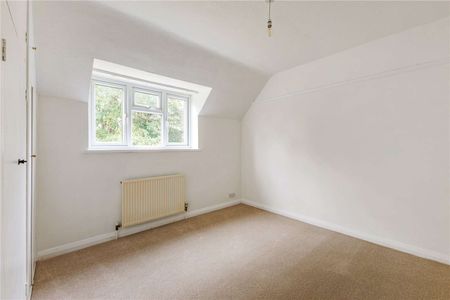 Spacious 4-Bedroom Detached Home with Gated Driveway, Garage & Generous Garden - Photo 3