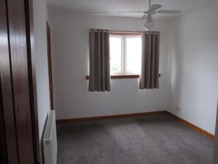 2 bedroom end of terrace house to rent - Photo 2
