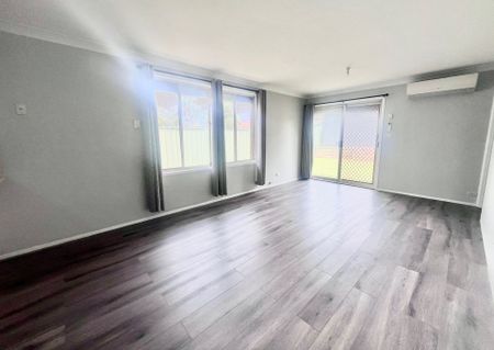 Lovely Home with New Paint&comma; Flooring & Air Con&excl; - Photo 2