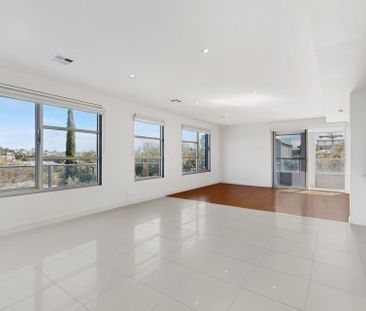 State-of-the-Art Tri-Level Living in Prime Niddrie Location - Photo 2
