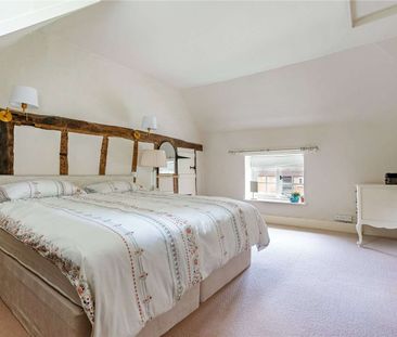 Character two bedroom cottage in favoured village - Photo 3