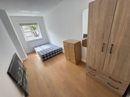 1 bedroom in a house share to rent - Photo 3