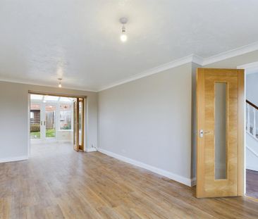 3 bedroom end of terrace house to rent - Photo 3