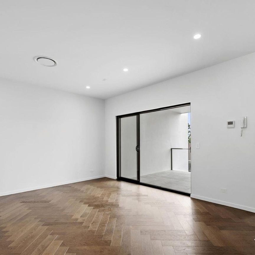 Stylish 1 Bedroom Apartment with Balcony in Sought After Windsor - Photo 1