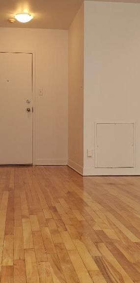 3 1/2 Rénové Chauffé/Eau Chaude/Entrée Laveuse et Sècheuse 1 AVRIL 2026 - Photo 1