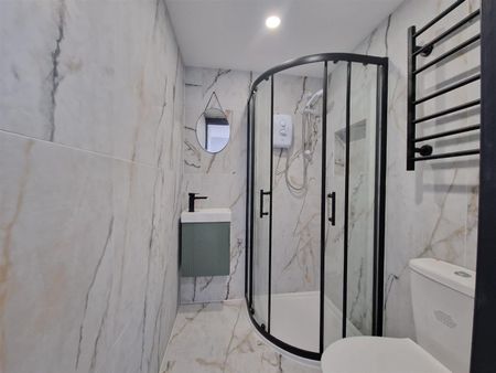 Boleyn Avenue, Enfield EN1, London - Photo 4