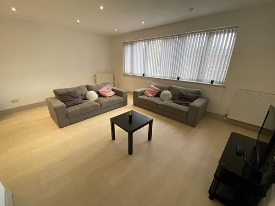 4 bedroom flat to rent - Photo 1