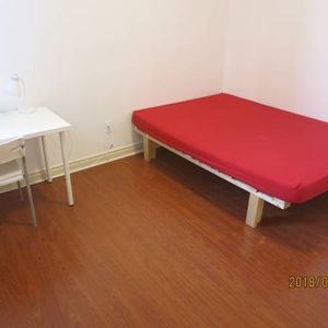 Downtown Toronto, College/Bathurst room+shared Bathroom 800/Month - Photo 3