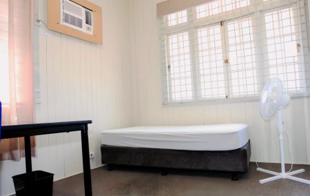 5 Bedroom 2 Bathroom(Whole Apartment) - Photo 3