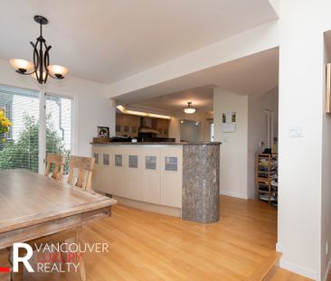 House in West Vancouver, BC - Photo 2