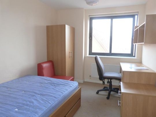 1 bedroom in a flat share to rent - Photo 1