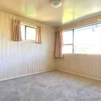 Spacious 5-Bedroom Family Home in Central Auckland - Photo 1