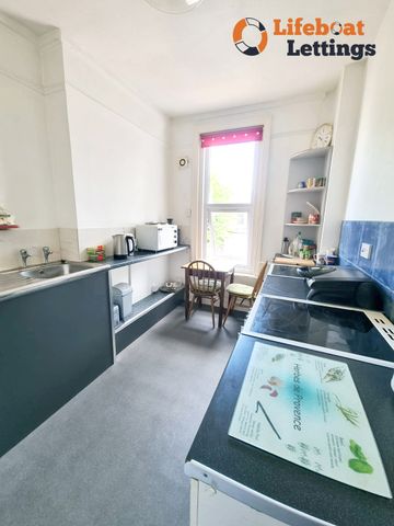 Cheriton Road, Folkestone - Photo 2