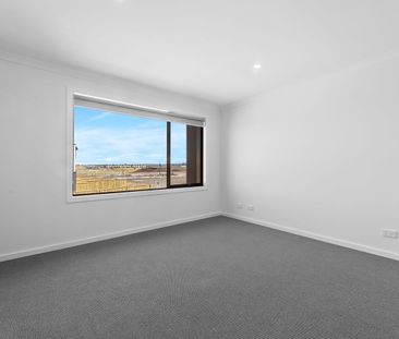 Contemporary Living at Its Finest - Photo 3