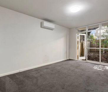 Charming 1-Bedroom Apartment in Prime St Kilda Location - Photo 1