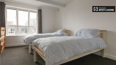 Room for rent in 3-bedroom apartment in North Inner City - Photo 4