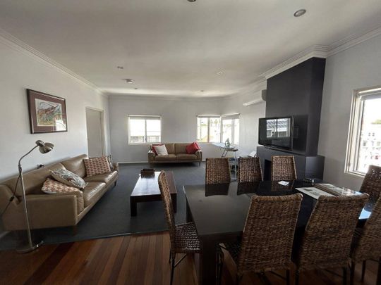 '94 FITZROY' - LARGE, FULLY FURNISHED GRAND 3 BEDROOM APARTMENT - Photo 1