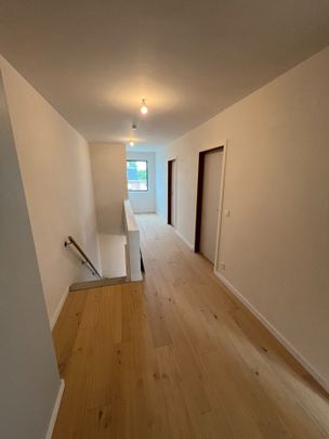 Nieuwbouwwoning met GARAGE, autostaanplaats & TUIN vlakbij centrum - Foto 1