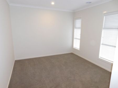 FOUR BEDROOM FAMILY HOME WITH LANDSCAPED GARDENS - Photo 2