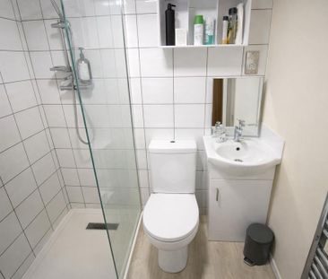 1 bedroom in a house share to rent - Photo 4