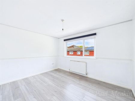 3 bedroom end of terrace house to rent - Photo 3