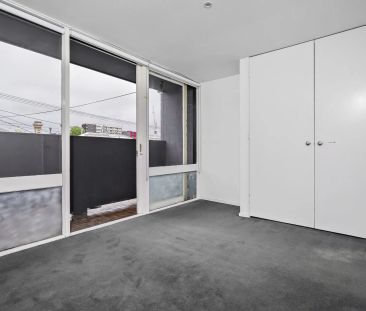 Spacious Two-Bedroom Townhouse in Prime South Yarra Location - Photo 4