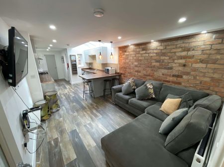 Mowbray Street Room 5 - Photo 4