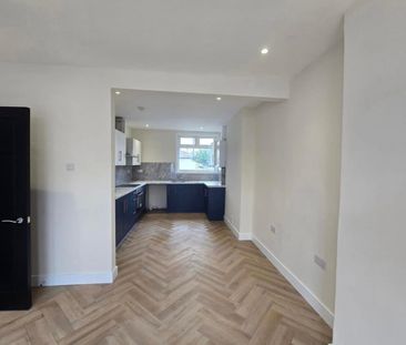 4 Bed Semi-Detached House, Mitcham Road, CR0 - Photo 2