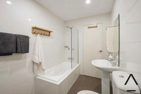 Stylish Urban Haven with Fresh Interiors & Sydney Park at Your Doorstep - Photo 5