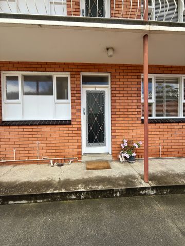 Neat & Convenient Living in the Heart of Northcote - Photo 2