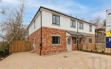 Newport, Isle Of Wight, PO30 - Photo 2