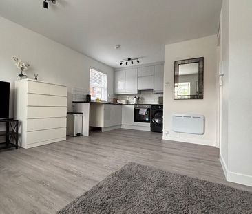 Studio Flat, Mayfield Road, W12 - Photo 3