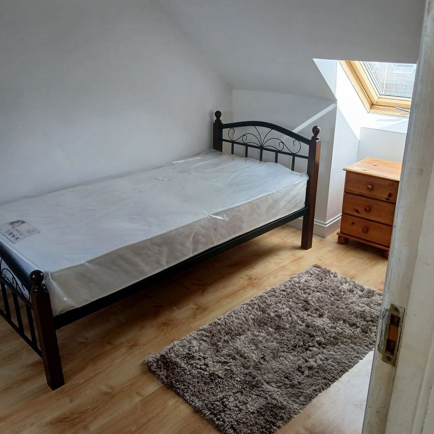 Loft room to let for single female only- Ilford - Photo 1