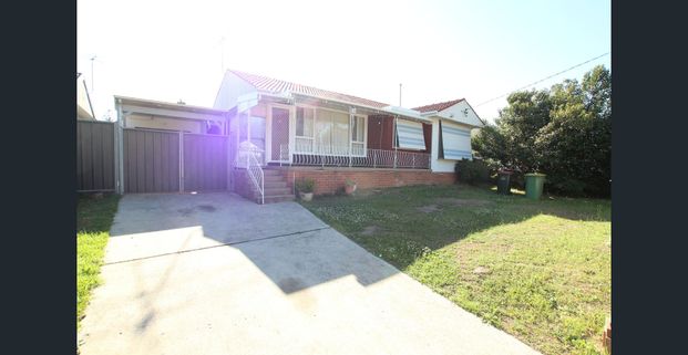 LOCATION !!! LOCATION !!! 4 BEDROOMS HOUSE IN QUIET STREET - SHORT TERM 6 MONTHS - Photo 1