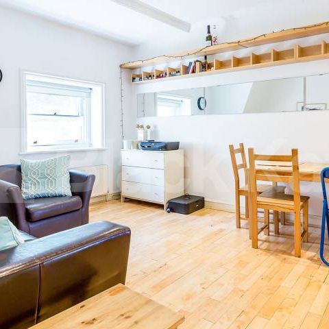 Fantastic modern two double bedroom apartment in a converted bank mins to tube - Photo 1